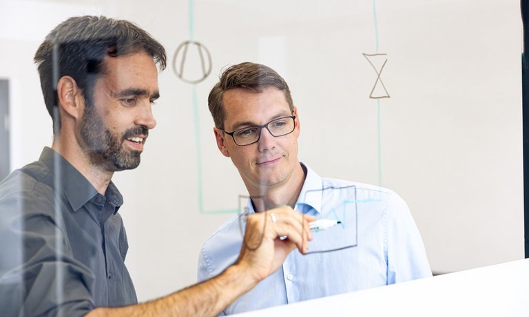 Refrigeration cycle sketch Engineer explains a refrigeration cycle with a sketch.