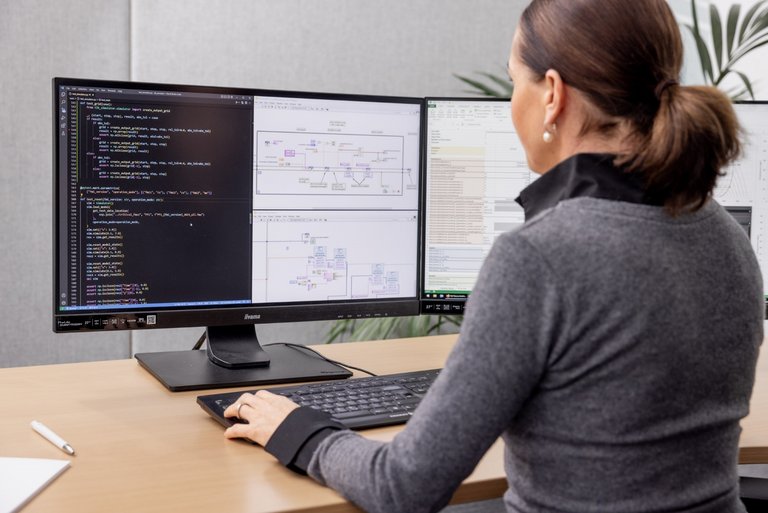 Simulator Suite Anwenderin Ingenieurin nutzt TLK-Simulator für Python an ihrem Computer.