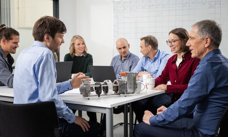 Gruppe von TLK-Mitarbeiterinnen und Mitarbeitern Gruppe von TLK-Mitarbeiterinnen und Mitarbeitern in einer Diskussionsrunde