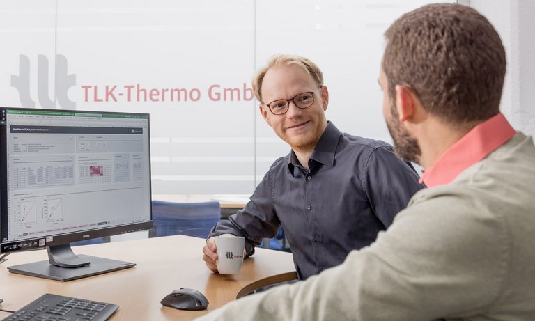 Consulting Discussion Engineer discusses a software product with a customer.