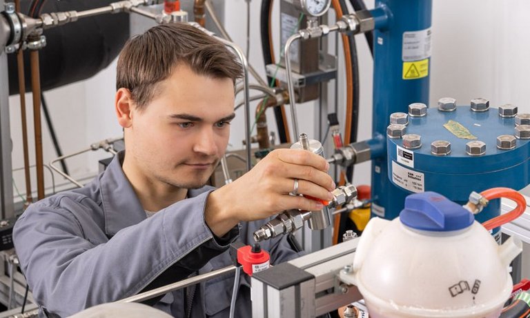 An engineer sets up a test stand to measure components with the refrigerant R744.