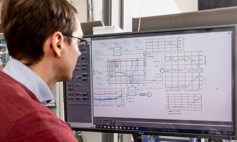 DaVE im Einsatz zur Prüfstandsüberwachung Ein Ingenieur verwendet DaVE zur Überwachung eines Prüfstands der mit dem Kältemittel R744 betrieben wird.