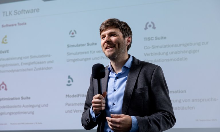 Ein Mitarbeiter präsentiert die Softwareprodukte von TLK-Thermo Ein Mitarbeiter präsentiert auf einer Konferenz die Softwareprodukte von TLK-Thermo