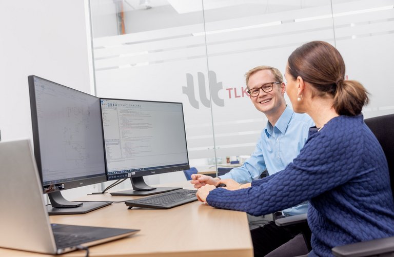 Gespräch Ingenieure Zwei Ingenieure im Gespräch